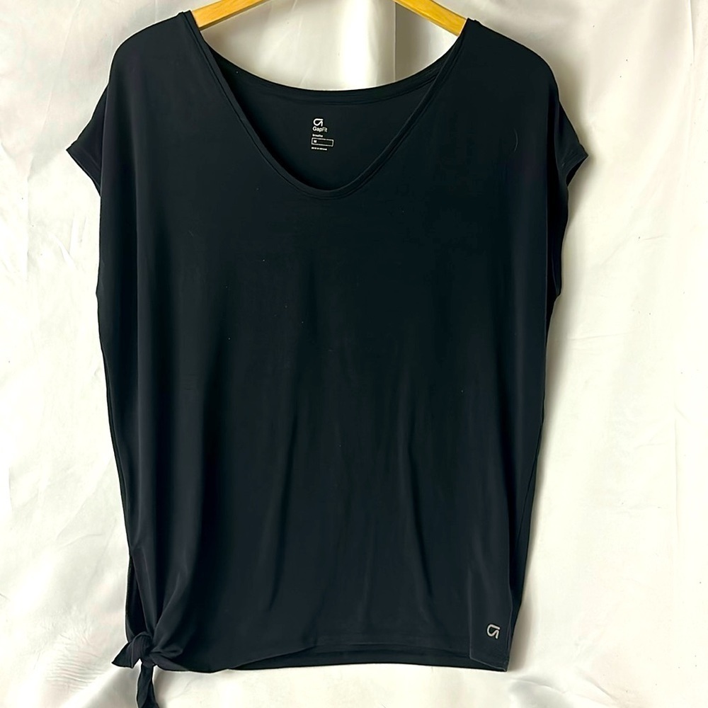 Gap fit | Women’s black top size medium.
